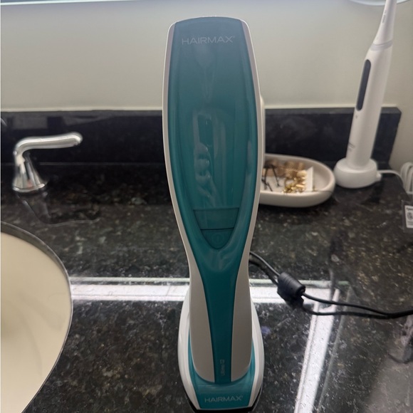 Hairmax Ultima 12 LaserComb. - Picture 1 of 5